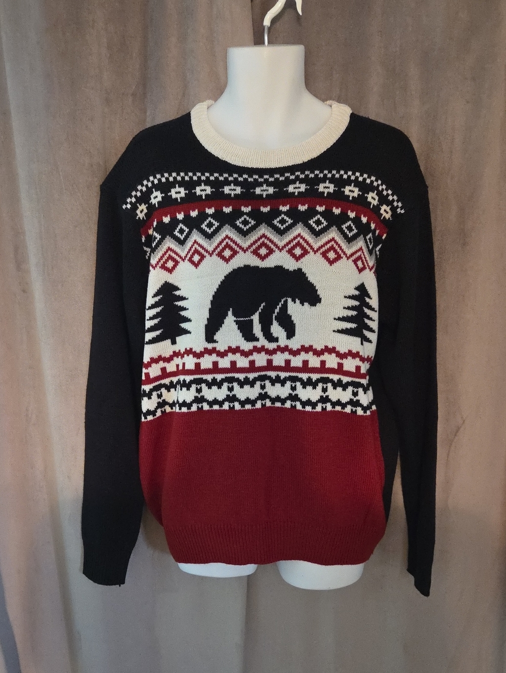Men's XL Crewneck Bear Motif Sweater in Black, Red & Cream